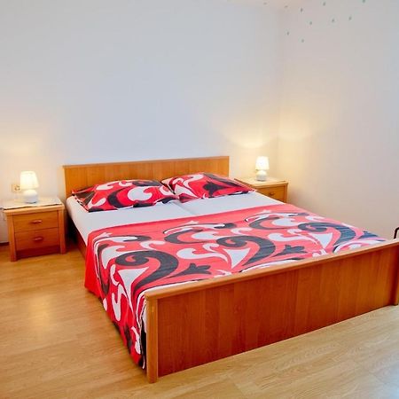Apartmans Dina And Hana Radeki Polje 50 Lejlighed Loborika Eksteriør billede