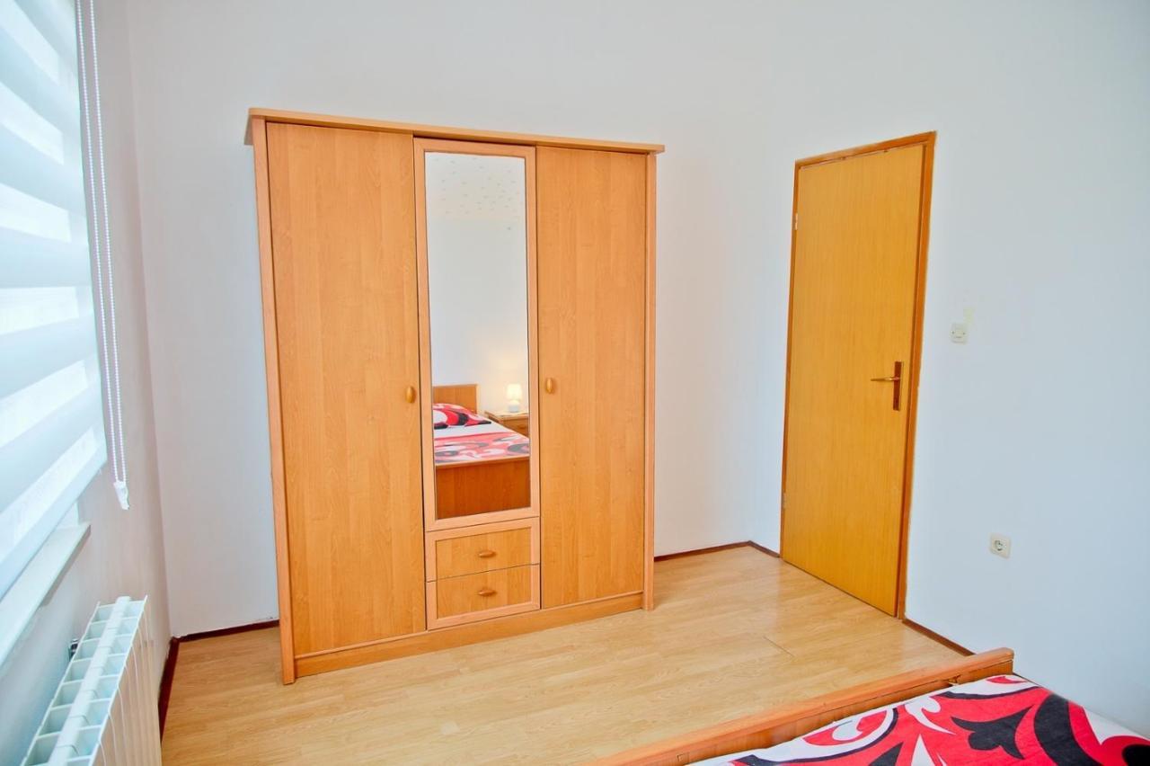 Apartmans Dina And Hana Radeki Polje 50 Lejlighed Loborika Eksteriør billede