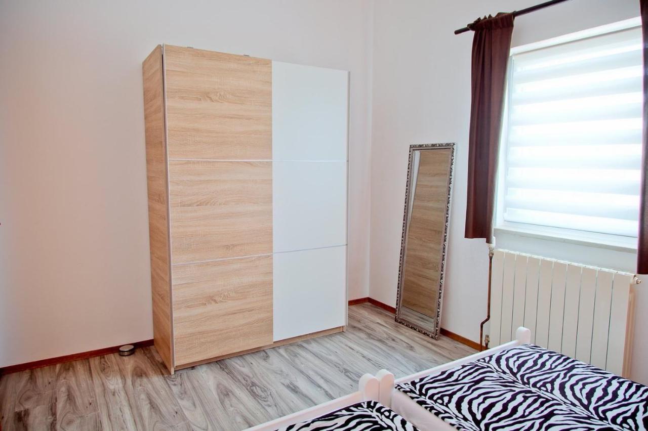 Apartmans Dina And Hana Radeki Polje 50 Lejlighed Loborika Eksteriør billede