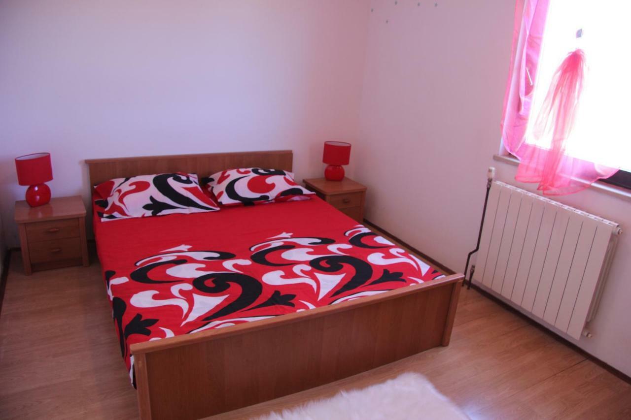 Apartmans Dina And Hana Radeki Polje 50 Lejlighed Loborika Eksteriør billede